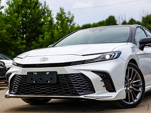 Toyota Camry белый 2026