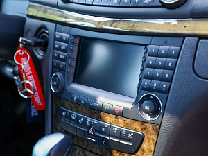 Mercedes-Benz E-Класс белый 2005