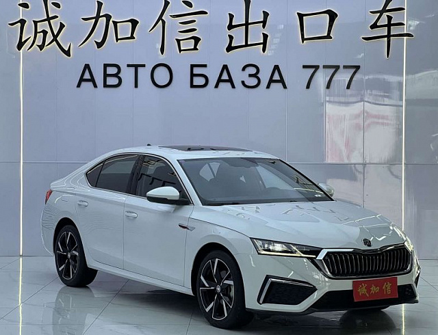 Skoda Octavia 1.4 л 2023 г. Белый, пробег 8800 км