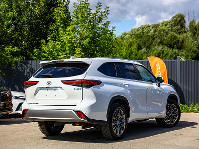 Toyota Highlander белый 2026