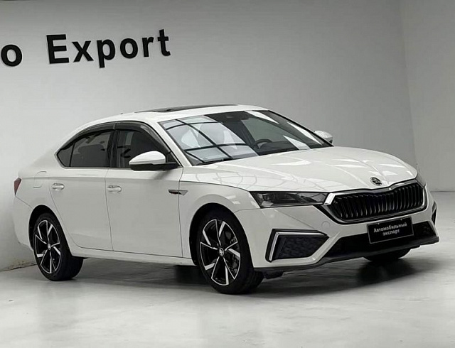 Skoda Octavia 1.4 л 2022 г. Белый, пробег 27000 км