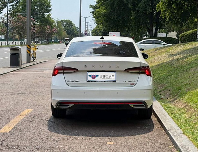 Skoda Octavia 1.4 л 2021 г. Белый, пробег 42000 км