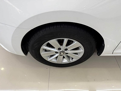 Skoda Rapid 1.5 л 2023 г. Белый, пробег 25000 км