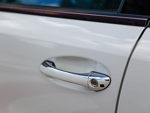 Mercedes-Benz E-Класс белый 2005