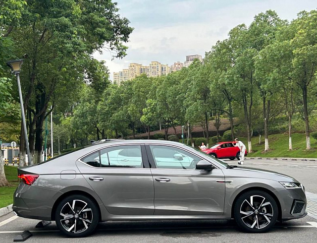 Skoda Octavia 1.4 л 2023 г. Серебристо-серый, пробег 14000 км