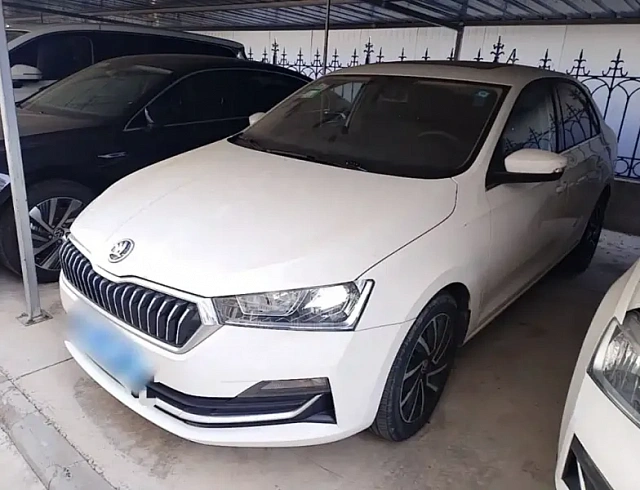Skoda Rapid 1.5 л 2022 г. Белый, пробег 43500 км