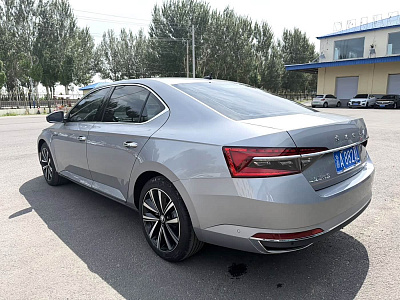 Skoda Superb 1.4 л 2024 г. Серебристо-серый, пробег 4000 км
