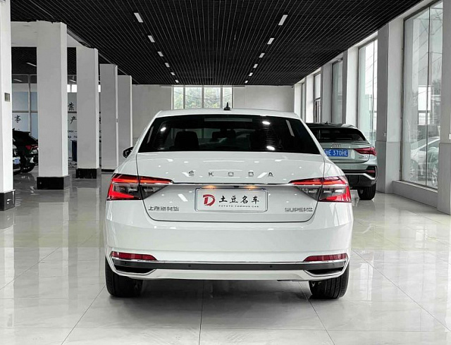 Skoda Superb 1.4 л 2023 г. Белый, пробег 20099 км