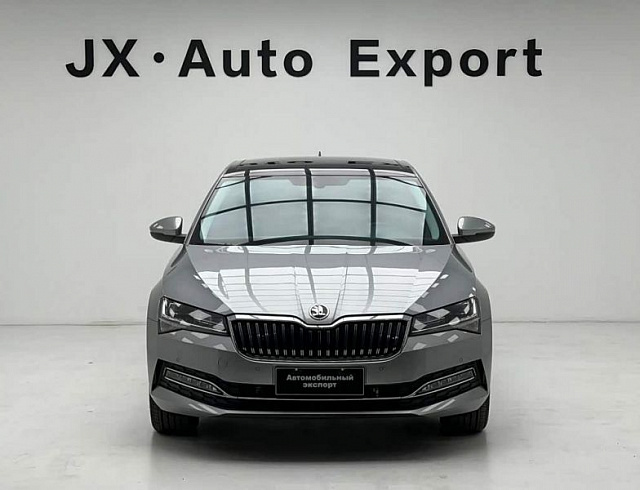 Skoda Superb 1.4 л 2023 г. Серебристо-серый, пробег 100 км