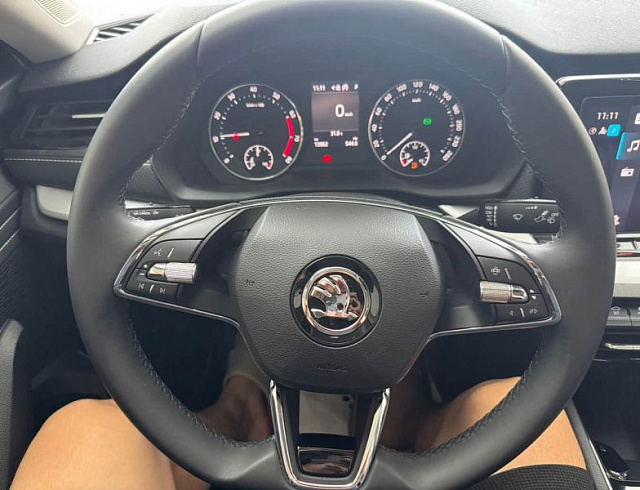 Skoda Octavia 1.4 л 2023 г. Белый, пробег 13899 км
