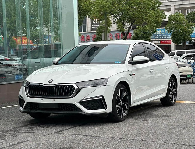 Skoda Octavia 1.4 л 2023 г. Белый, пробег 13000 км
