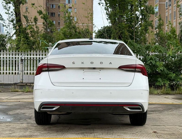 Skoda Octavia 1.4 л 2023 г. Белый, пробег 17900 км