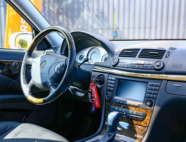 Mercedes-Benz E-Класс белый 2005