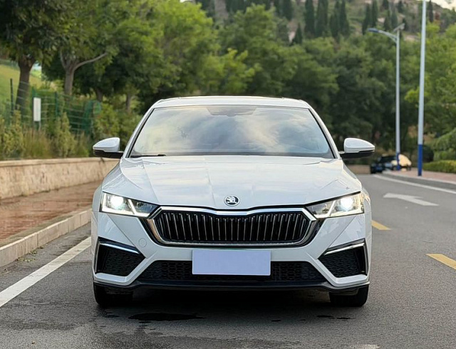 Skoda Octavia 1.4 л 2022 г. Белый, пробег 16000 км