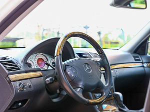 Mercedes-Benz E-Класс белый 2005