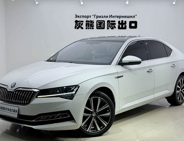 Skoda Superb 1.4 л 2023 г. Белый, пробег 45000 км