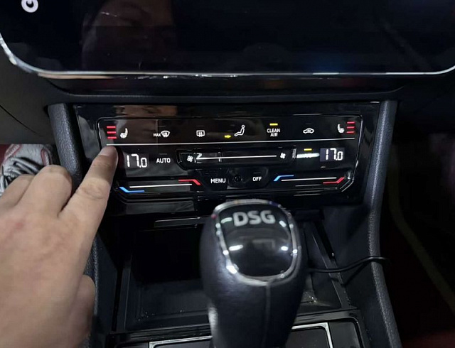 Skoda Superb 1.4 л 2023 г. Серебристо-серый, пробег 18000 км