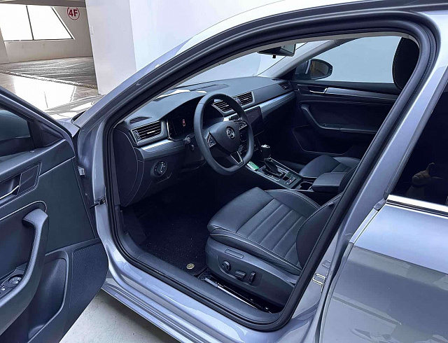 Skoda Superb 1.4 л 2022 г. Серебристо-серый, пробег 39000 км