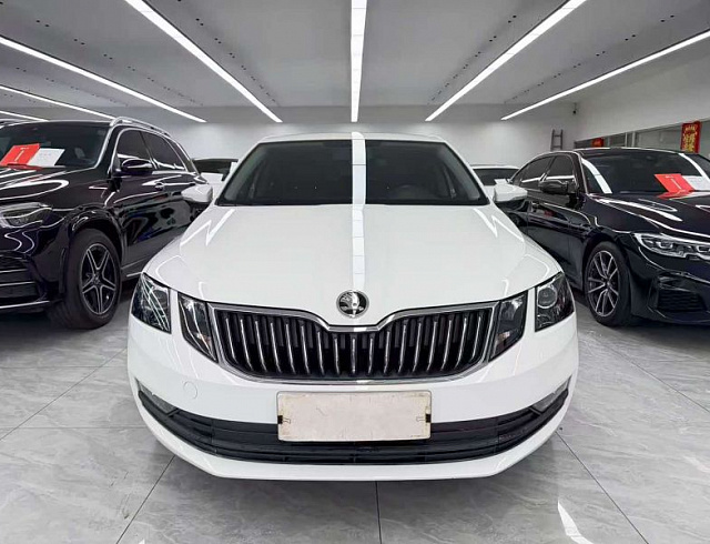 Skoda Octavia 1.5 л 2022 г. Белый, пробег 40000 км