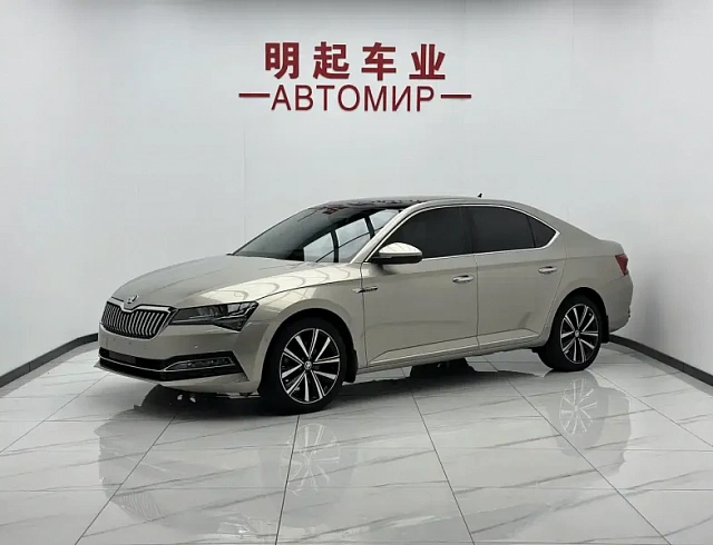 Skoda Superb 1.4 л 2023 г. желто-оранжевый, пробег 35000 км
