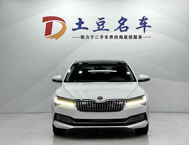 Skoda Superb 1.4 л 2022 г. Белый, пробег 27100 км