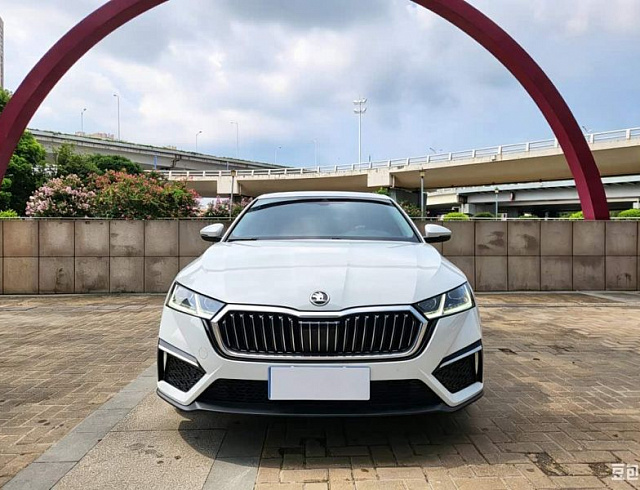 Skoda Octavia 1.4 л 2023 г. Белый, пробег 23000 км