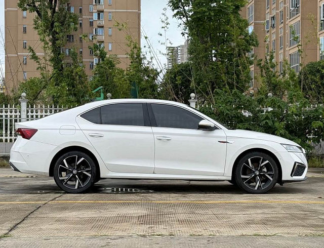 Skoda Octavia 1.4 л 2023 г. Белый, пробег 17900 км