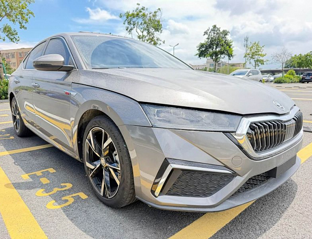 Skoda Octavia 1.4 л 2022 г. Серебристо-серый, пробег 16000 км