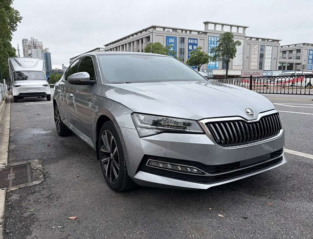 Skoda Superb 1.4 л 2023 г. Серебристо-серый, пробег 33000 км
