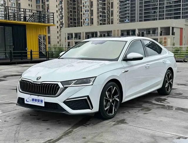 Skoda Octavia 1.4 л 2023 г. Белый, пробег 23000 км