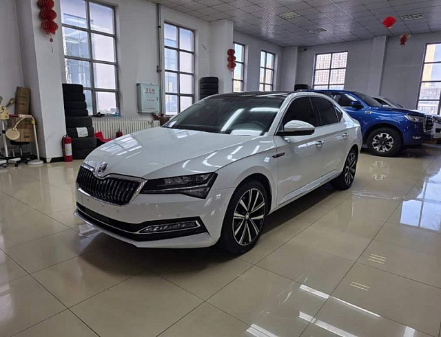 Skoda Superb 1.4 л 2023 г. Белый, пробег 6000 км