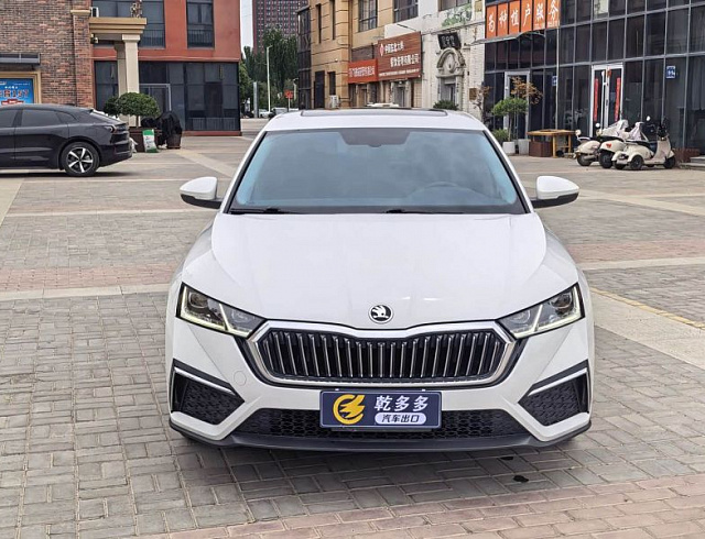 Skoda Octavia 1.4 л 2022 г. Белый, пробег 35000 км