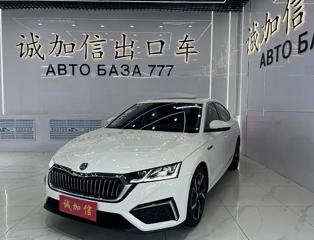 Skoda Octavia 1.4 л 2022 г. Белый, пробег 30000 км