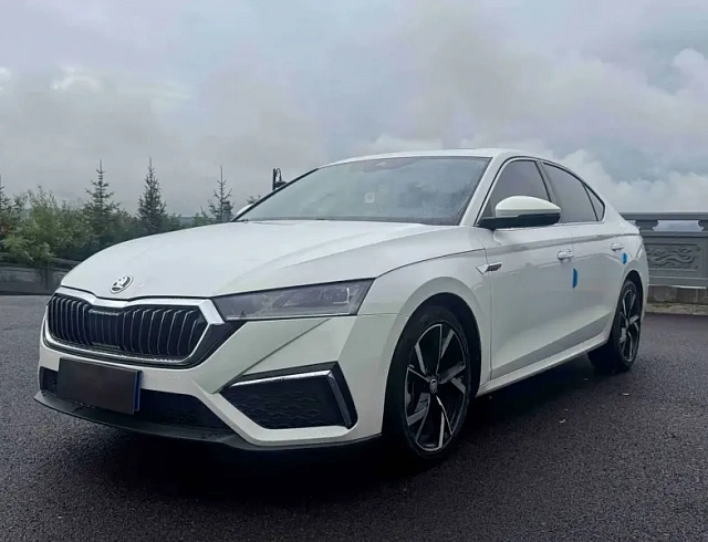 Skoda Octavia 1.4 л 2022 г. Белый, пробег 42000 км