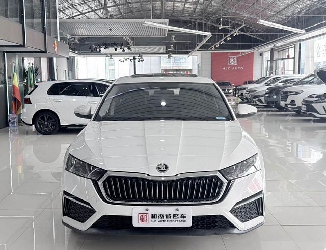 Skoda Octavia 1.4 л 2022 г. Белый, пробег 23000 км