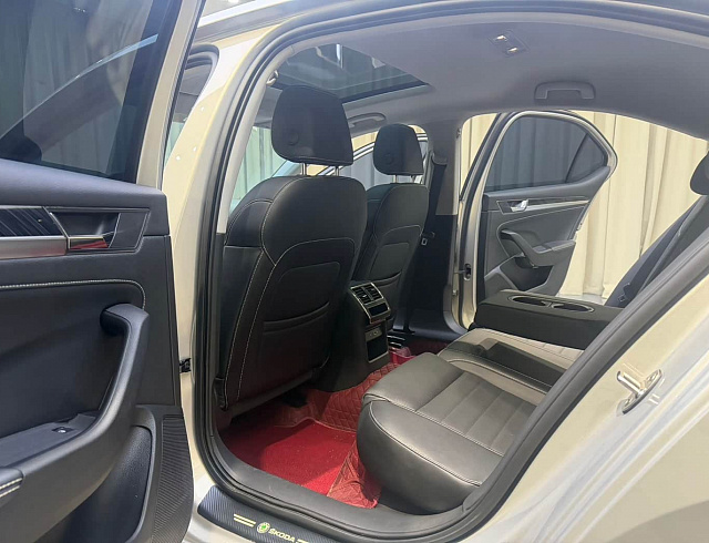 Skoda Superb 1.4 л 2023 г. шампань/коричневый, пробег 47000 км