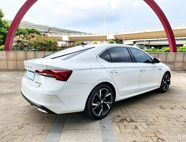 Skoda Octavia 1.4 л 2023 г. Белый, пробег 23000 км