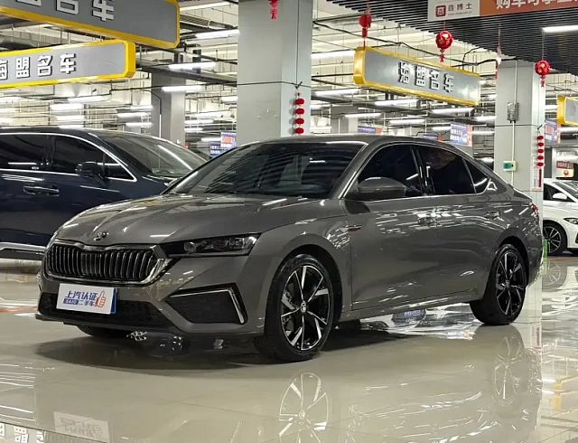 Skoda Octavia 1.4 л 2023 г. Серебристо-серый, пробег 30000 км
