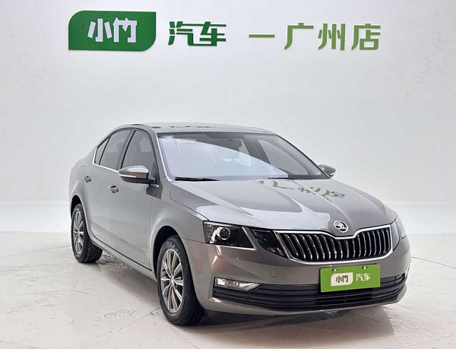 Skoda Octavia 1.5 л 2022 г. Серебристо-серый, пробег 29000 км