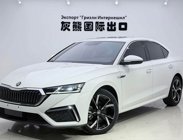 Skoda Octavia 1.4 л 2023 г. Белый, пробег 21000 км