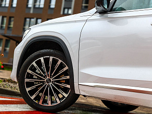 Geely Monjaro белый 2026