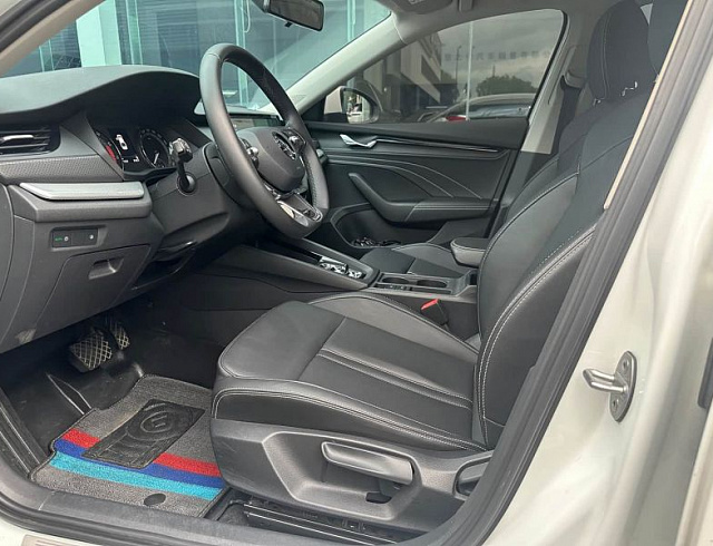 Skoda Octavia 1.4 л 2023 г. Белый, пробег 13000 км