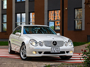 Mercedes-Benz E-Класс белый 2005