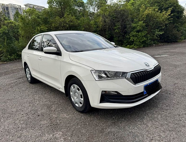 Skoda Rapid 1.5 л 2021 г. Белый, пробег 39000 км