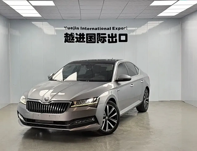 Skoda Superb 1.4 л 2023 г. Серебристо-серый, пробег 30000 км