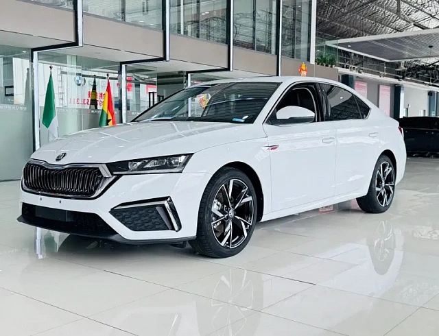 Skoda Octavia 1.4 л 2023 г. Белый, пробег 26000 км