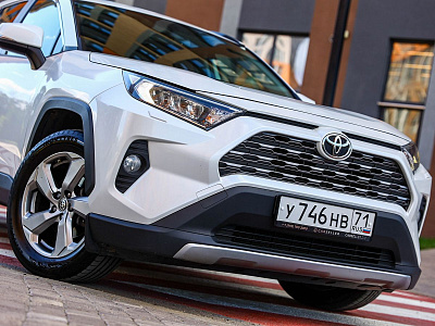 Toyota RAV4 белый 2021