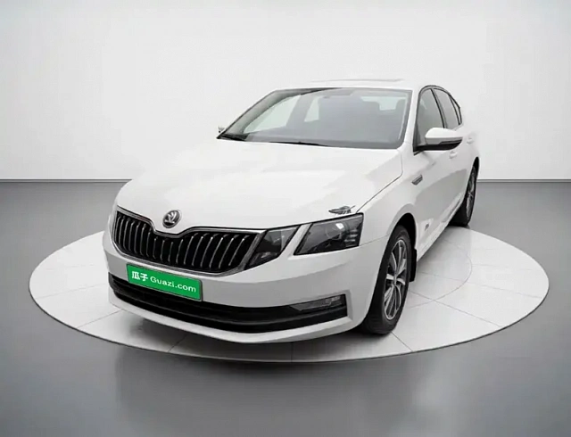 Skoda Octavia 1.5 л 2021 г. Белый, пробег 26600 км