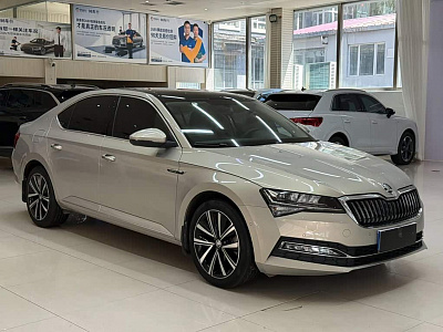 Skoda Superb 1.4 л 2023 г. желто-оранжевый, пробег 26000 км
