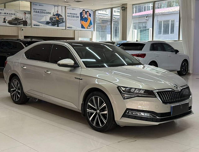 Skoda Superb 1.4 л 2023 г. желто-оранжевый, пробег 26000 км